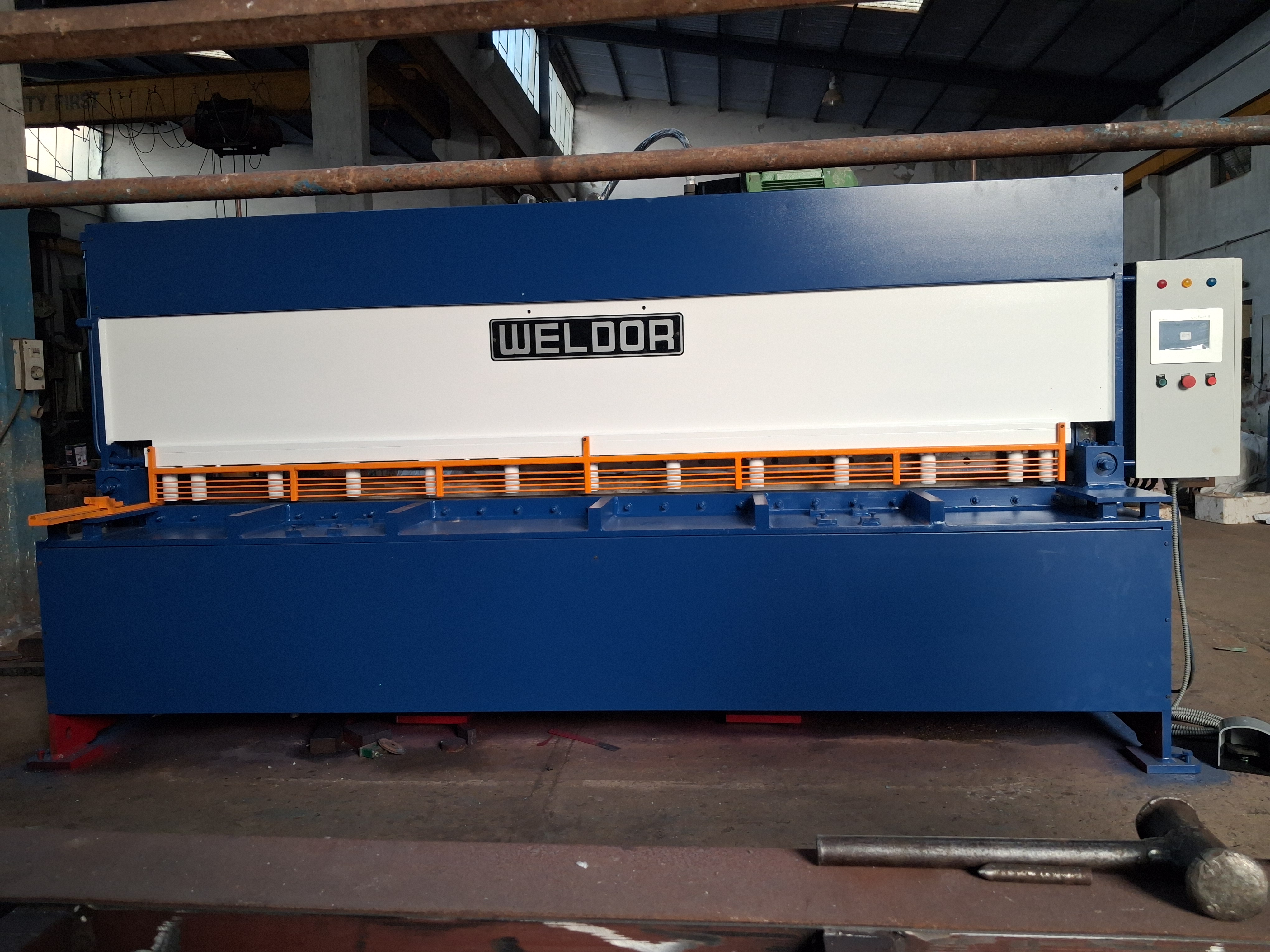 HYDRAULIC SHEARING MACHINE